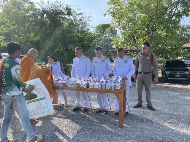 4. พ.ต.อ.ณัฐศักดิ์ จริยคุณ ผกก.สภ.โกสัมพีนคร พร้อมข้าราชการตำรวจ สภ.โกสัมพีนคร ร่วมตักบาตรถวายพระราชกุศล แก่พระสงฆ์ จำนวน 46 รูป เนื่องในวันเฉลิมพระชนมพรรษา สมเด็จพระนางเจ้าสุทิดา พัชรสุธาพิมลลักษณ พระบรมราชินี ฯ