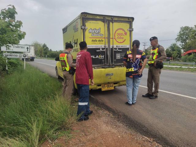 ร้อยเวร 2-0 สายตรวจรถยนต์ รับเเจ้งเหตุ 191 เหตุรถกระบะตู้ทึบ(รถขนส่งสินค้า)เกิดอุบัติเหตุร่วงถนนลงไป 1 ล้อ เจ้าหน้าที่ตำรวจได้ดำเนินการช่วยกันดันรถคันดังกล่าวขึ้นจากไหล่ทาง สามารถเดินทางได้ตามปกติ