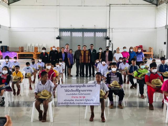 พ.ต.อ.ณัฐศักดิ์ จริยคุณ ผกก.สภ.โกสัมพีนคร มอบหมายให้ พ.ต.ท.ทวี ภุมมาพันธ์ รอง ผกก.สส.สภ.โกสัมพีนคร ร่วมกับหัวหน้าส่วนราชการ ได้ร่วมกันมอบชุดลูกเสือ เนตรนารี ให้แก่นักเรียนที่ยากไร้และขาดแคลน จำนวน 36 ราย