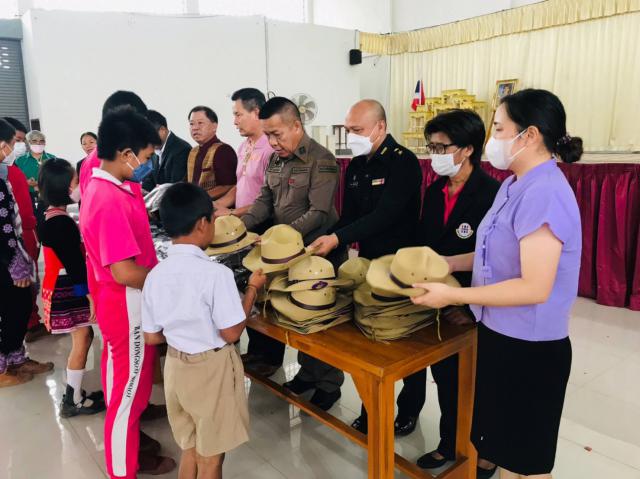 2. พ.ต.อ.ณัฐศักดิ์ จริยคุณ ผกก.สภ.โกสัมพีนคร มอบหมายให้ พ.ต.ท.ทวี ภุมมาพันธ์ รอง ผกก.สส.สภ.โกสัมพีนคร  ร่วมกับหัวหน้าส่วนราชการ ได้ร่วมกันมอบชุดลูกเสือ เนตรนารี ให้แก่นักเรียนที่ยากไร้และขาดแคลน จำนวน 36 ราย