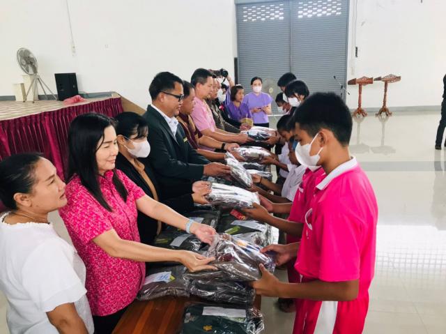 3. พ.ต.อ.ณัฐศักดิ์ จริยคุณ ผกก.สภ.โกสัมพีนคร มอบหมายให้ พ.ต.ท.ทวี ภุมมาพันธ์ รอง ผกก.สส.สภ.โกสัมพีนคร  ร่วมกับหัวหน้าส่วนราชการ ได้ร่วมกันมอบชุดลูกเสือ เนตรนารี ให้แก่นักเรียนที่ยากไร้และขาดแคลน จำนวน 36 ราย