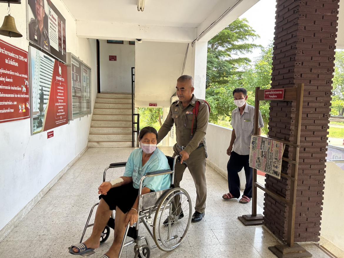 ด.ต.ราเชษฐ์ จันทร์สุวรรณ ผบ.หมู่(ป.) สภ.โกสัมพีนคร ปฏิบัติหน้าที่สิบเวรประชาสัมพันธ์ ให้การช่วยเหลือประชาชนที่มาติดต่อราชการในสถานี