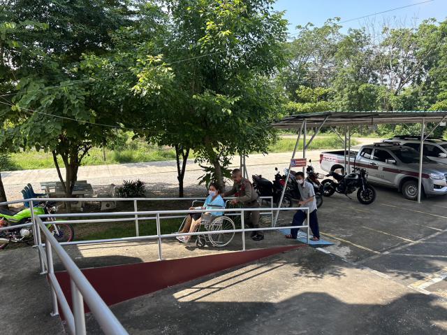 1. ด.ต.ราเชษฐ์ จันทร์สุวรรณ ผบ.หมู่(ป.) สภ.โกสัมพีนคร ปฏิบัติหน้าที่สิบเวรประชาสัมพันธ์ ให้การช่วยเหลือประชาชนที่มาติดต่อราชการในสถานี