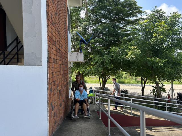 2. ด.ต.ราเชษฐ์ จันทร์สุวรรณ ผบ.หมู่(ป.) สภ.โกสัมพีนคร ปฏิบัติหน้าที่สิบเวรประชาสัมพันธ์ ให้การช่วยเหลือประชาชนที่มาติดต่อราชการในสถานี