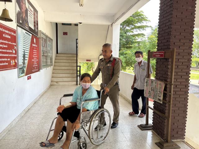 ด.ต.ราเชษฐ์ จันทร์สุวรรณ ผบ.หมู่(ป.) สภ.โกสัมพีนคร ปฏิบัติหน้าที่สิบเวรประชาสัมพันธ์ ให้การช่วยเหลือประชาชนที่มาติดต่อราชการในสถานี