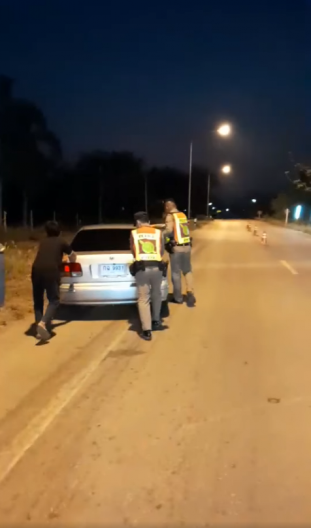 สายตรวจรถยนต์ สภ.โกสัมพีนคร ได้ให้ความช่วยเหลือ ประชาชนกรณีรถเก๋ง หมายเลขทะเบียน กฉ 9931 ( ตาก ) เครื่องยนต์ดับระหว่างกำลังหยุดรถบริเวณจุดตรวจบ้านท่าคูณ