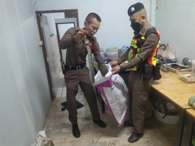 สายตรวจรถยนต์ สภ.โกสัมพีนคร ได้ให้ความช่วยเหลือประชาชน เหตุงูเหลือมเข้าห้องน้ำภายในบ้าน