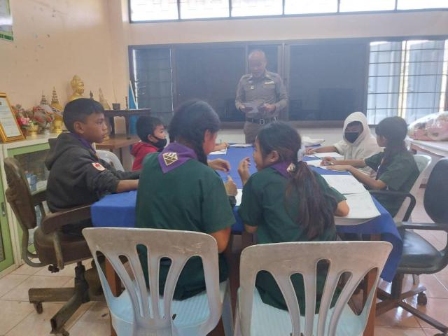 พ.ต.อ.ณัฐศักดิ์ จริยคุณ ผกก.สภ.โกสัมพีนคร  ได้สั่งการให้ ร.ต.อ.ณรงค๋ คำผง รองสว.(ป)สภ.โกสัมพีนคร      ได้ทำการสอนนักเรียนตามโครงการครูตำรวจแดร์(D.A.R.E.)ปีการศึกษา 2566ภาคเรียนที่ 2 จำนวน 2 โรงเรียนในพื้นที่