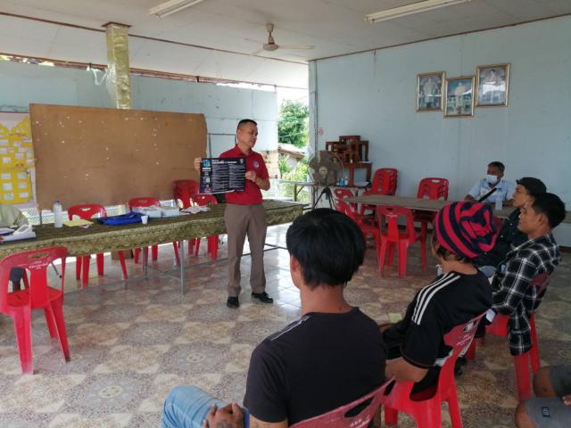 ประชาสัมพันธ์ 18 กลโกง ที่อาชญากรรมมักใช้ในการหลอกเหยื่อผ่านสื่อออนไลน์ ณ ศาลาประชาคมหมู่บ้าน หมู่ 7 บ้านเกาะรากเสียดใน ต.เพชรชมภู อ.โกสัมพีนคร