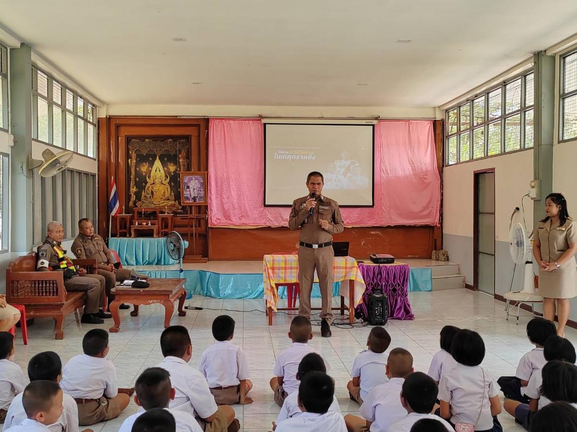 ร.ต.อ.ถวิล สวัสดิ์รัมย์​ รอง​ สวป. สภ.โกสัมพี​นคร​ เป็นวิทยากรให้ความรู้และการป้องกันภัยคุกคามทุกรูปแบบ