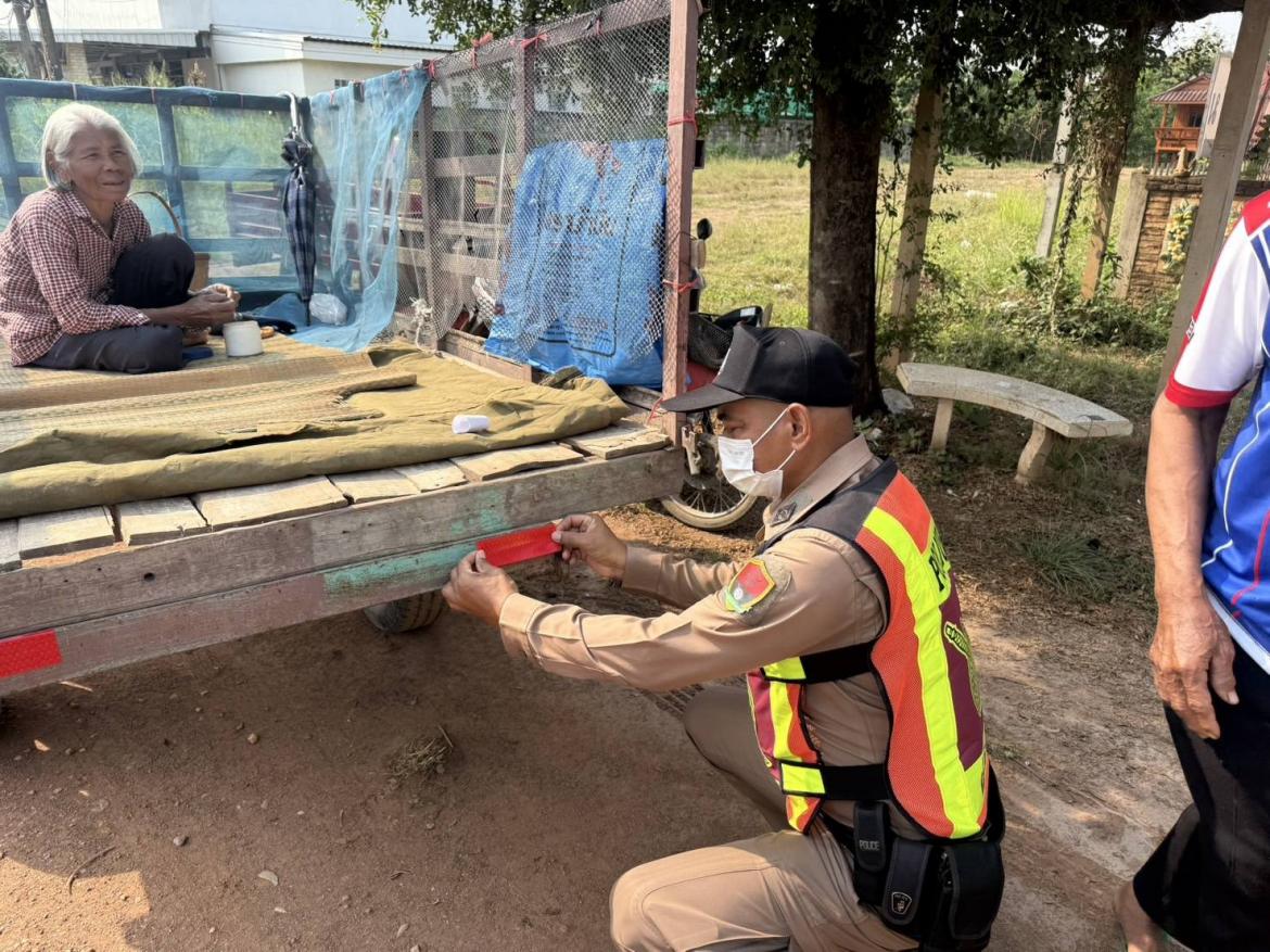 สถานีตำรวจภูธรโกสัมพีนคร มอบสติกเกอร์สะท้อนแสง ให้กับรถที่ใช้ในการเกษตร เพื่อป้องกันอุบัติเหตุ ในช่วงเทศกาล สงกรานต์